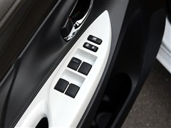 VS,YARiS L ,2015 1.5G Ԅń촰؄e,܇ΌĈDƬ